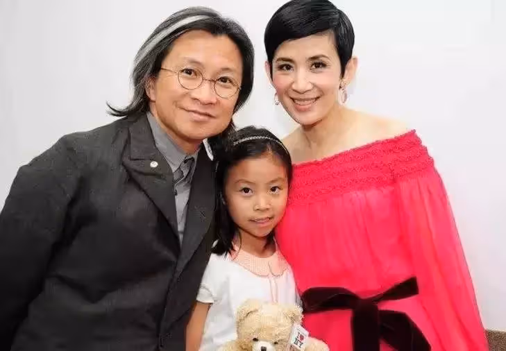 吳君如罕曬家庭照，邀請女兒客串電影，給100元紅包片酬，15歲陳是知氣質出眾