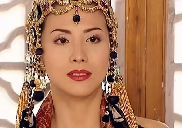 《倚天屠龍記》裡的「小昭」近況曝光,一襲黑裙秀豐腴體態,現今52歲「麻辣味」十足,年過半百風韻猶存,美貌不減當年