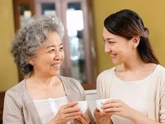 我存款五十萬，每月退休金五千，老伴去世後三個子女爭著給我養老