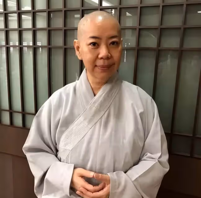 55歲歌后出家三個月後近況曝光！召集好友開演唱會，目標750萬元