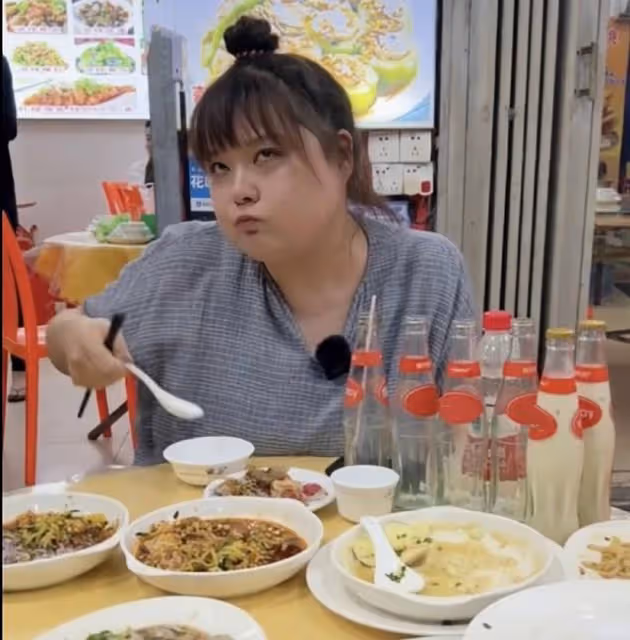 香港知名女星做吃播，一頓吃9盤菜喝6瓶飲料，花費783元自覺便宜