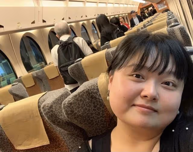 香港知名女星做吃播,一頓吃9盤菜喝6瓶飲料,花費783元自覺便宜
