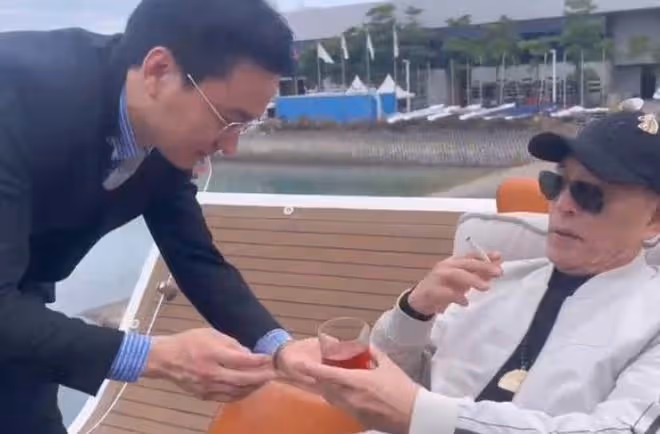 林正英師弟復出拍戲!穿道袍重現「千鶴道長」,移居內地生活愜意