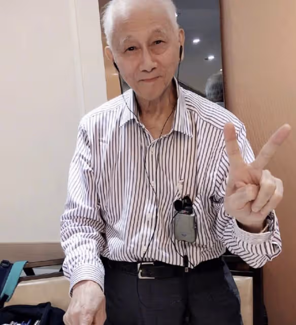 翁虹曬照為95歲父親慶生，曝翁爸曾感染新冠，如今父女兩地分居