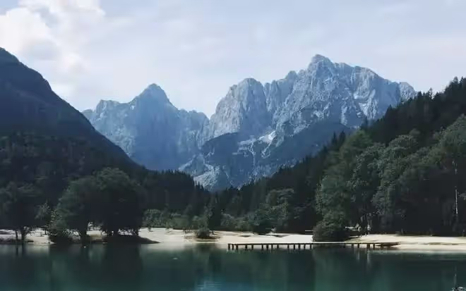 坐月子的兒媳讓兒子吃燉湯的鯽魚,婆婆:刺太多,別吃,給她吃