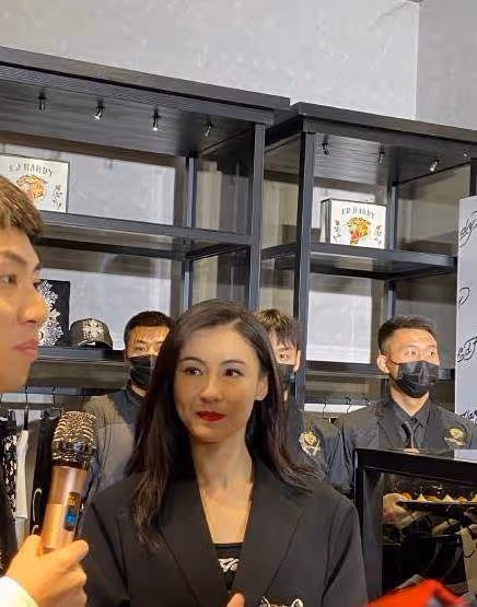 張柏芝出席活動生圖曝光，沒有10級精修後，皮膚水嫩太過真實，這才是40歲女人該有的樣子，網：看愣了！