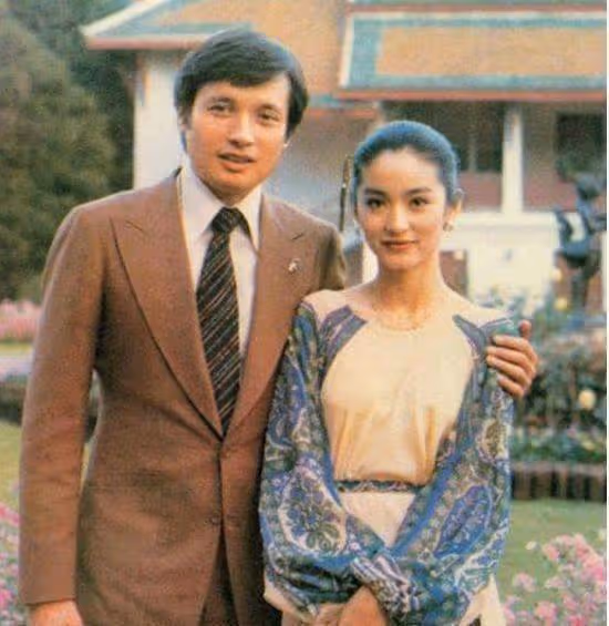 71歲秦祥林罕見公開全家福!28歲小兒子搶鏡,長居美國無意入圈,網:簡直翻版謝霆鋒