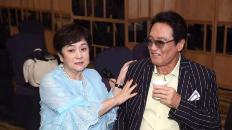 71歲秦祥林罕見公開全家福!28歲小兒子搶鏡,長居美國無意入圈,網:簡直翻版謝霆鋒