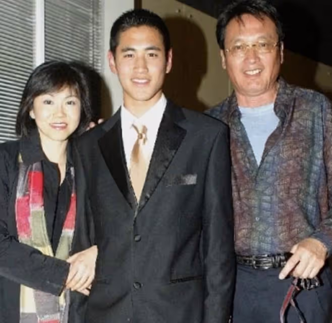 71歲秦祥林罕見公開全家福!28歲小兒子搶鏡,長居美國無意入圈,網:簡直翻版謝霆鋒