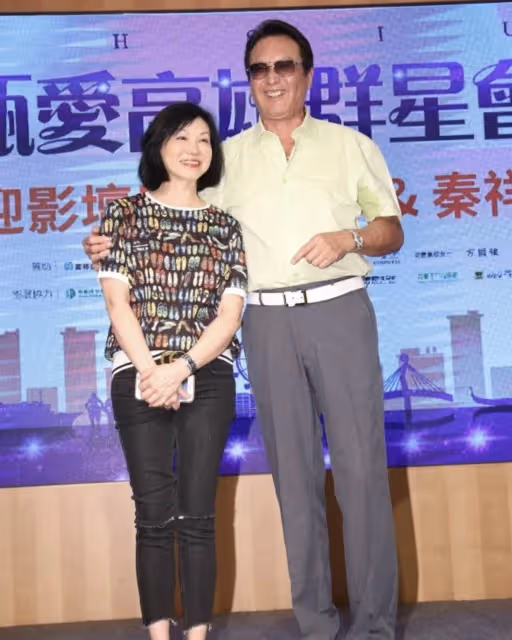 71歲秦祥林罕見公開全家福!28歲小兒子搶鏡,長居美國無意入圈,網:簡直翻版謝霆鋒