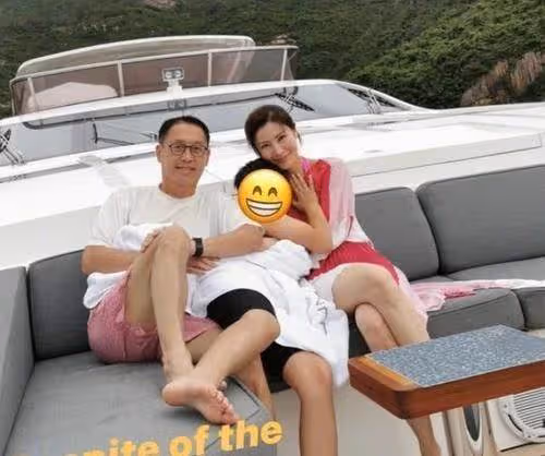 李嘉欣穿運動服山路上跑步,素顏自然大方,身材下垂的特別真實