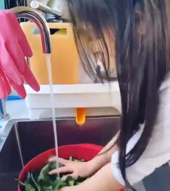 鐘麗淇倆女兒近況曝光!11歲長女「被斷言活不過2歲」如今生活不能自理,6歲二女兒「遺傳媽媽美貌」學洗菜太懂事