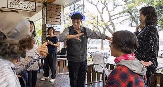 80歲《我愛紅娘》田文仲返臺定居高雄,經營餐廳「以旅館為家」打烊後值班裡辦公室,到深夜「樂當巡守員」替社區盡一份力