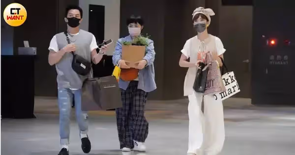 Lulu下跪道歉!張小燕「罕見擺臭臉」黃子佼忙打圓場 原因曝光「犯演藝圈大忌」網議論:太誇張