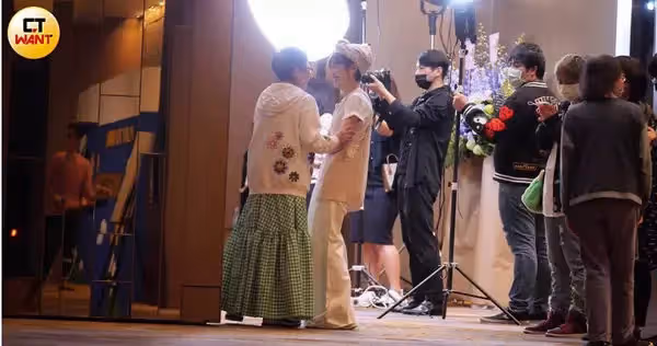 Lulu下跪道歉!張小燕「罕見擺臭臉」黃子佼忙打圓場 原因曝光「犯演藝圈大忌」網議論:太誇張