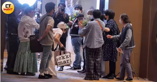 Lulu下跪道歉!張小燕「罕見擺臭臉」黃子佼忙打圓場 原因曝光「犯演藝圈大忌」網議論:太誇張