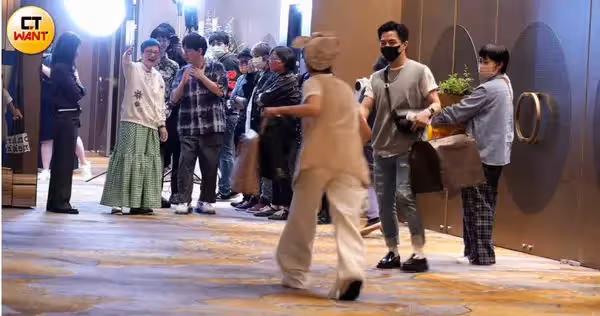 Lulu下跪道歉！張小燕「罕見擺臭臉」黃子佼忙打圓場　原因曝光「犯演藝圈大忌」網議論：太誇張