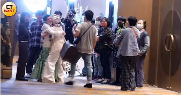 Lulu下跪道歉！張小燕「罕見擺臭臉」黃子佼忙打圓場　原因曝光「犯演藝圈大忌」網議論：太誇張