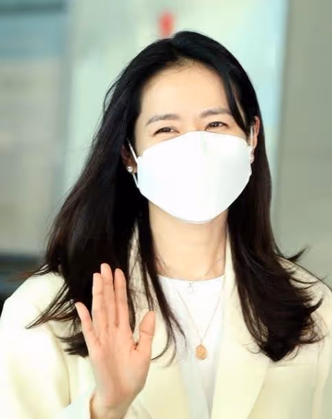 玄彬孫藝珍現身機場,疑前往國外度蜜月,網友:不要命了