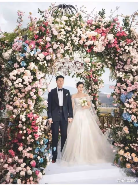 玄彬孫藝珍婚後11天:女方發了婚禮高清照,韓媒爆兩人機場蜜月照