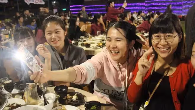春節婆家聚餐大姑姐狂點,我要求AA,大姑姐:你們掙得多你們買單