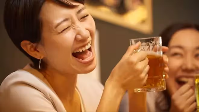 春節婆家聚餐大姑姐狂點,我要求AA,大姑姐:你們掙得多你們買單