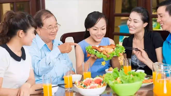 春節婆家聚餐大姑姐狂點,我要求AA,大姑姐:你們掙得多你們買單