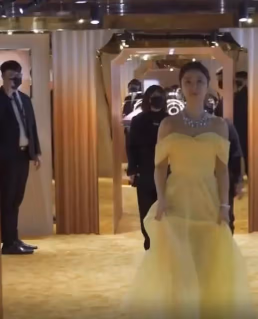 46歲林心如罕露事業線，身材好到多次拉扯裙子，戴上億戒指太誇張