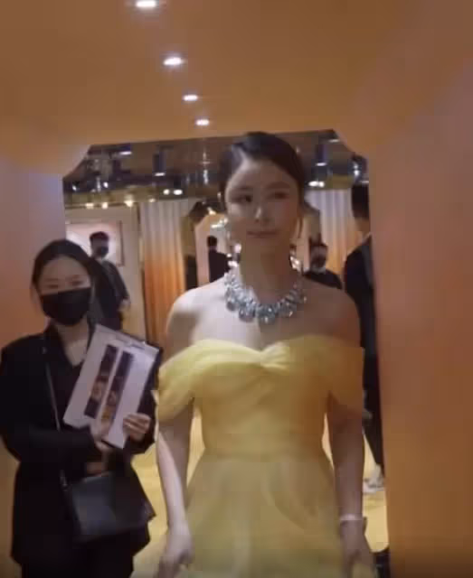 46歲林心如罕露事業線，身材好到多次拉扯裙子，戴上億戒指太誇張