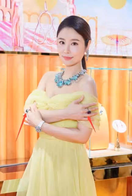 46歲林心如罕露事業線，身材好到多次拉扯裙子，戴上億戒指太誇張