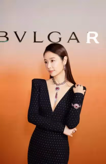 46歲林心如罕露事業線，身材好到多次拉扯裙子，戴上億戒指太誇張