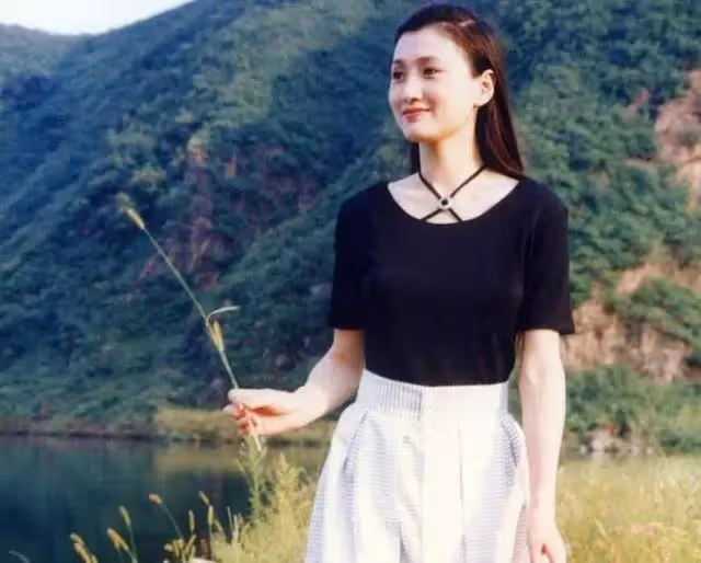 被譽為80年代第一美人！因太美遭人暗算　丈夫用「633封情書追她」事業愛情雙豐收