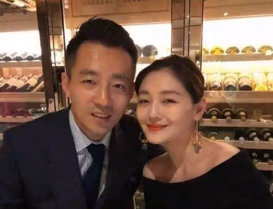 暴瘦30公斤！大S「帶兒待臺灣」近照曝光，「跟小S變雙胞胎」簡直少女：連老公都認不得