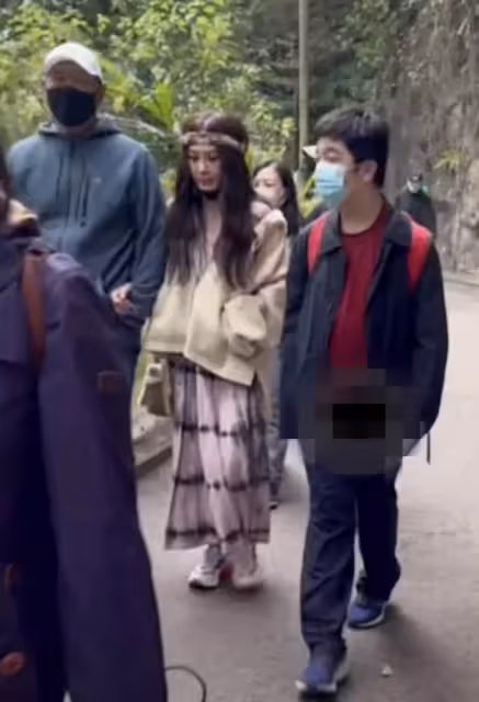 56歲溫碧霞陪丈夫兒子爬山被偶遇，妝容濃豔，造型比拍戲還誇張，網友：像丐幫幫主