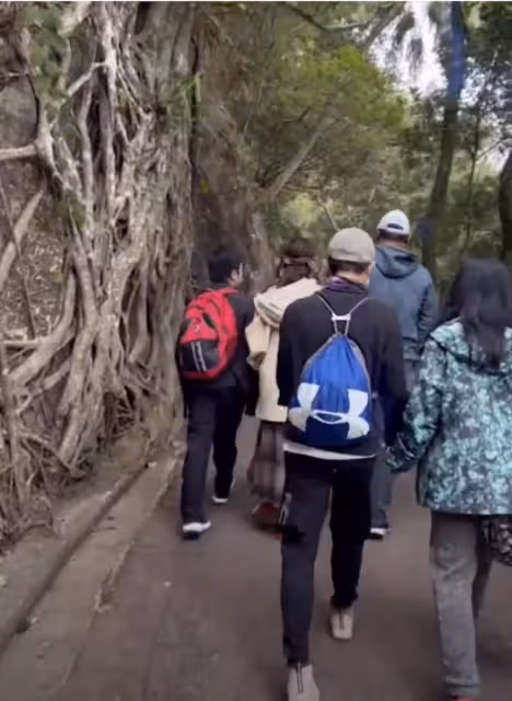 56歲溫碧霞陪丈夫兒子爬山被偶遇，妝容濃豔，造型比拍戲還誇張，網友：像丐幫幫主