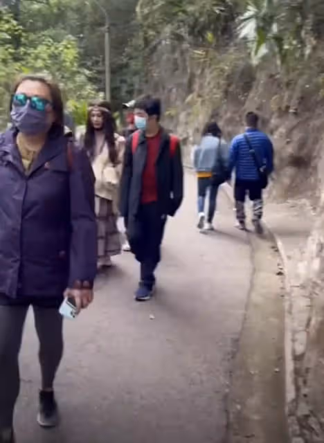56歲溫碧霞陪丈夫兒子爬山被偶遇，妝容濃豔，造型比拍戲還誇張，網友：像丐幫幫主