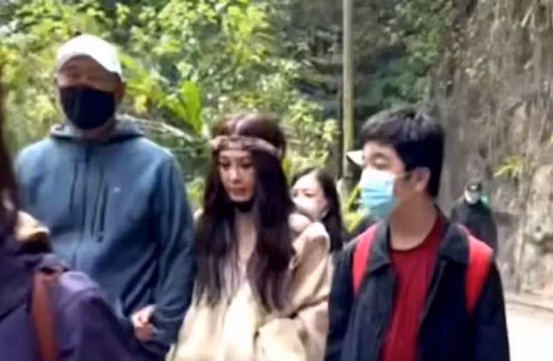 56歲溫碧霞陪丈夫兒子爬山被偶遇，妝容濃豔，造型比拍戲還誇張，網友：像丐幫幫主