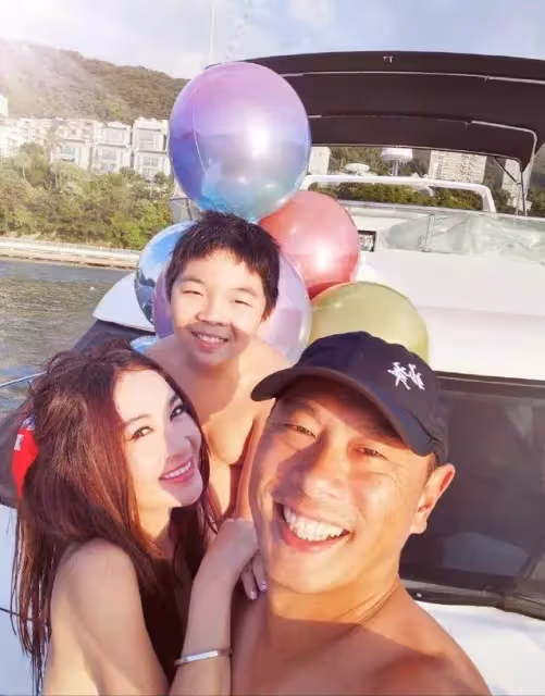 56歲溫碧霞陪丈夫兒子爬山被偶遇，妝容濃豔，造型比拍戲還誇張，網友：像丐幫幫主