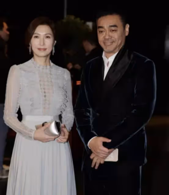 郭藹明真看不出有53歲了，穿抹茶綠外套配白T恤，素顏狀態超能抗， 網友：氣質超好年紀越大越耐看