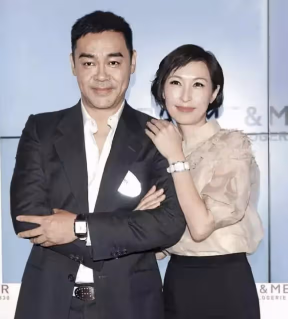 郭藹明真看不出有53歲了，穿抹茶綠外套配白T恤，素顏狀態超能抗， 網友：氣質超好年紀越大越耐看
