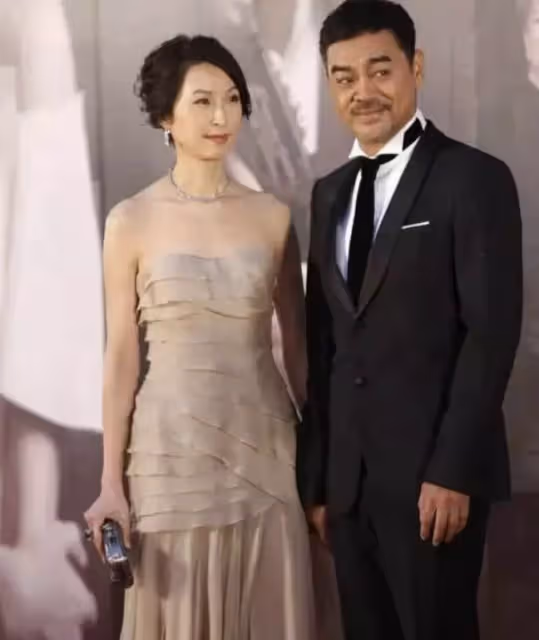 郭藹明真看不出有53歲了，穿抹茶綠外套配白T恤，素顏狀態超能抗， 網友：氣質超好年紀越大越耐看