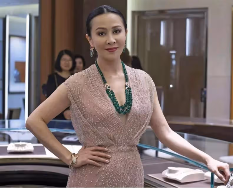劉嘉玲也太愛美了，做核酸穿6千衛衣戴紅帽打扮奢侈，現場無人識