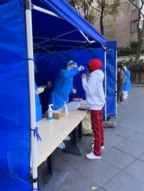 劉嘉玲也太愛美了，做核酸穿6千衛衣戴紅帽打扮奢侈，現場無人識