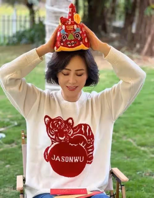 劉嘉玲也太愛美了，做核酸穿6千衛衣戴紅帽打扮奢侈，現場無人識