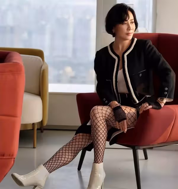 劉嘉玲也太愛美了，做核酸穿6千衛衣戴紅帽打扮奢侈，現場無人識