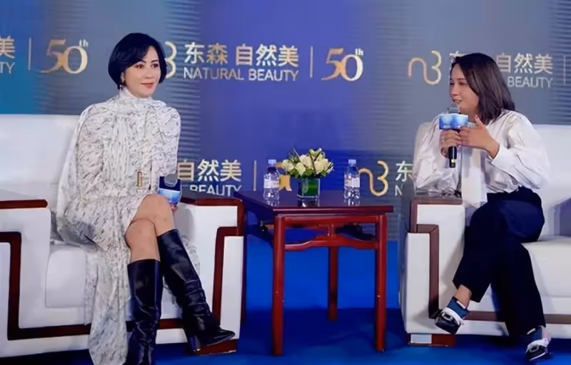 劉嘉玲也太愛美了，做核酸穿6千衛衣戴紅帽打扮奢侈，現場無人識