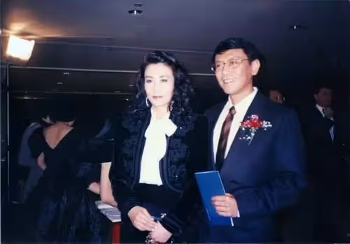 「鐵肺天后」甄妮！她守寡4年生下一女被罵「不守婦道」，女兒長大後樣貌神似亡夫：我從沒忘記你