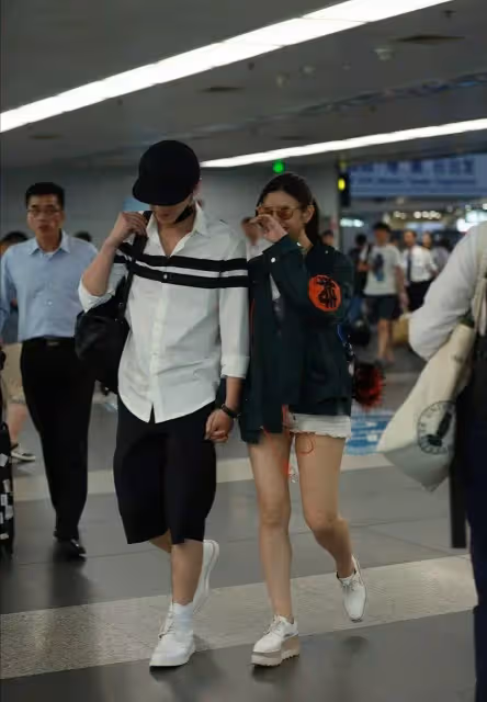 陳妍希真敢穿！和陳曉出門大膽玩「下衣失蹤」，網友：但長腿真長臉了