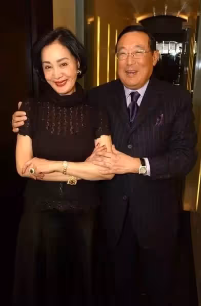 求婚3次點頭嫁豪門「她婚後苦忍丈夫出軌43年」　晚年「獨得70多億遺產」情婦拿不到半毛