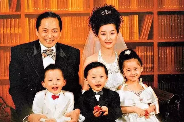 62歲湯鎮業「3個家庭6名子女」一年花費500萬撫養費「坦言對私生子最為愧疚」現跑商演養家